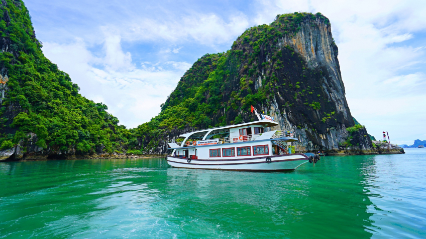 Day cruise in Halong Bay