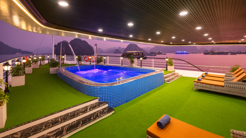 Jacuzzi Pool to Unwind