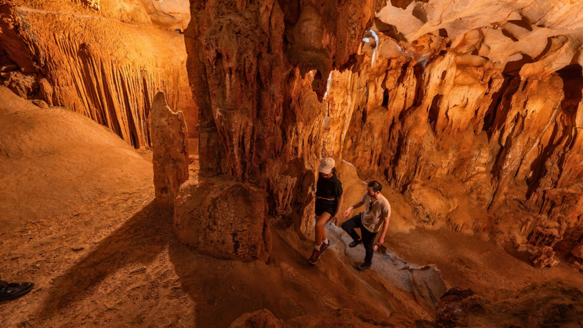 Explore Me Cung Cave