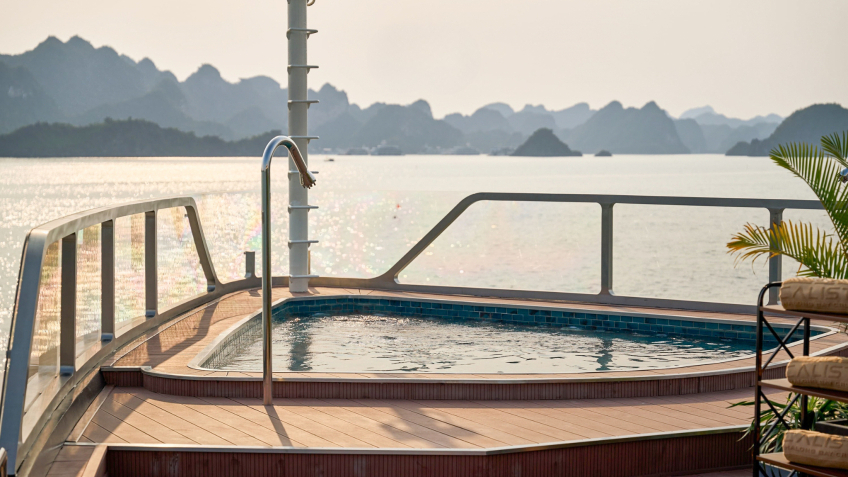 Jacuzzi at the Bow
