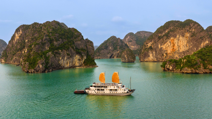 Tranquil cruise to Bai Tu Long Bay