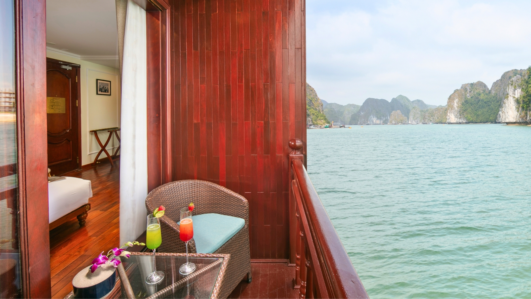Atmospheric Sea-view Balcony