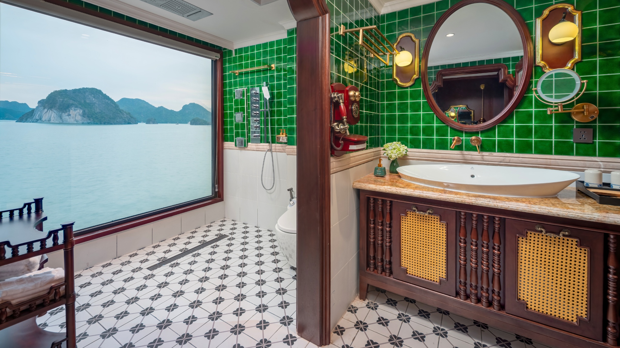 Large & Modern Bathroom