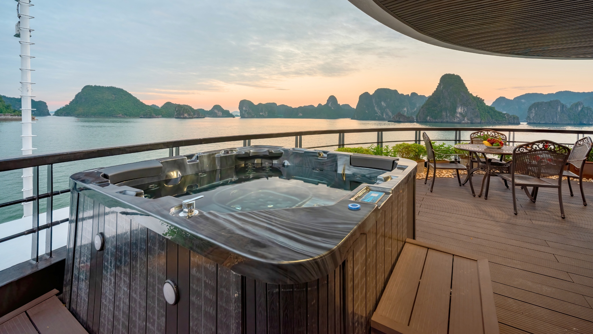 Outdoor jacuzzi on Terrace